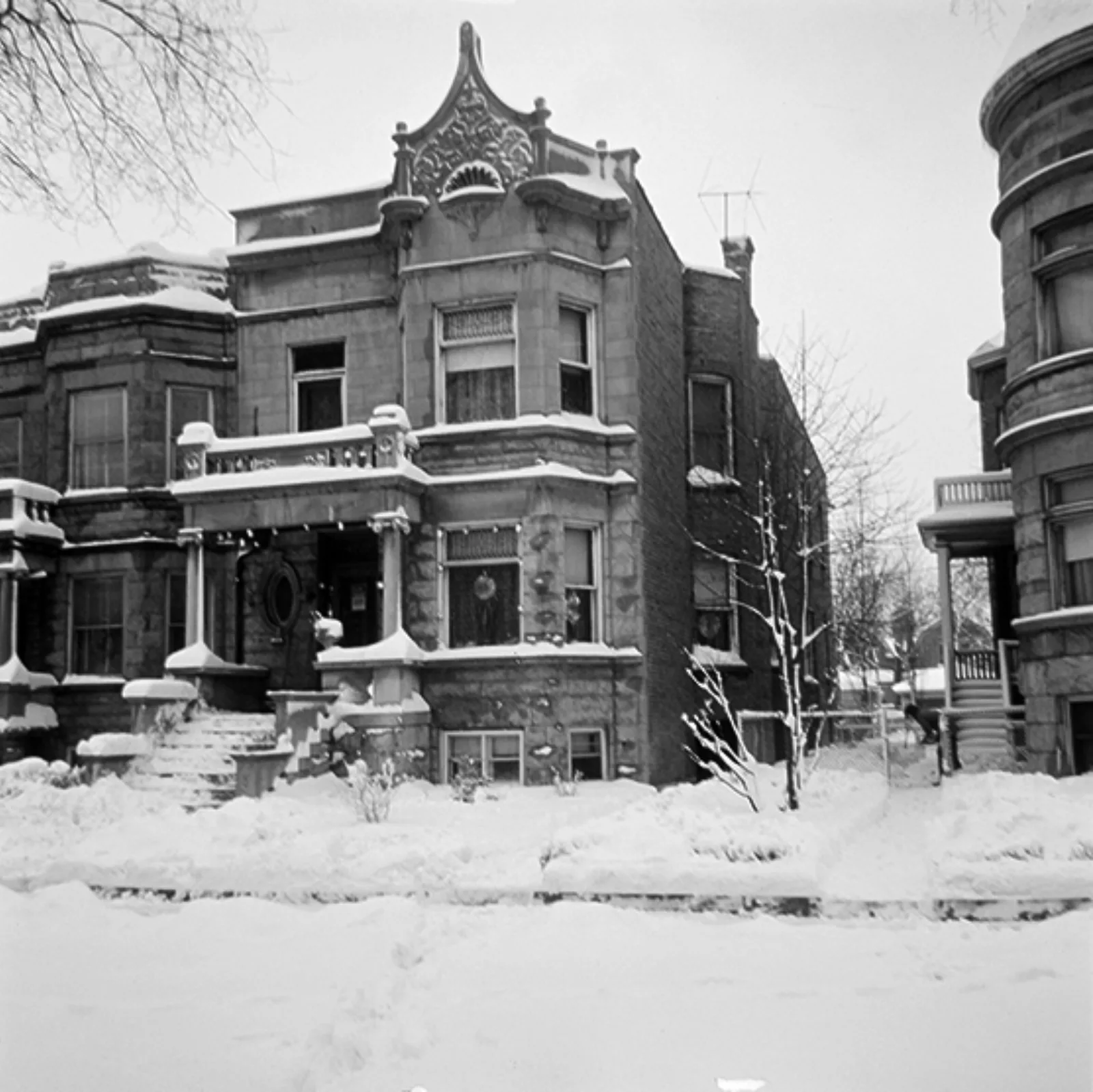 Black and white photo of a home in Chicago.