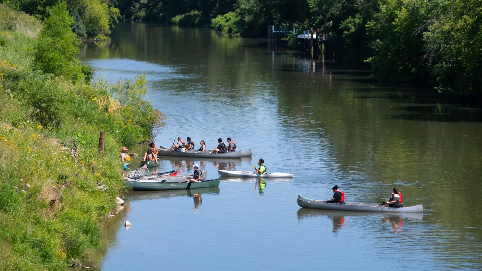 NCAIS participants paddle down the Chicago River as part of the 2022 summer institute programming.